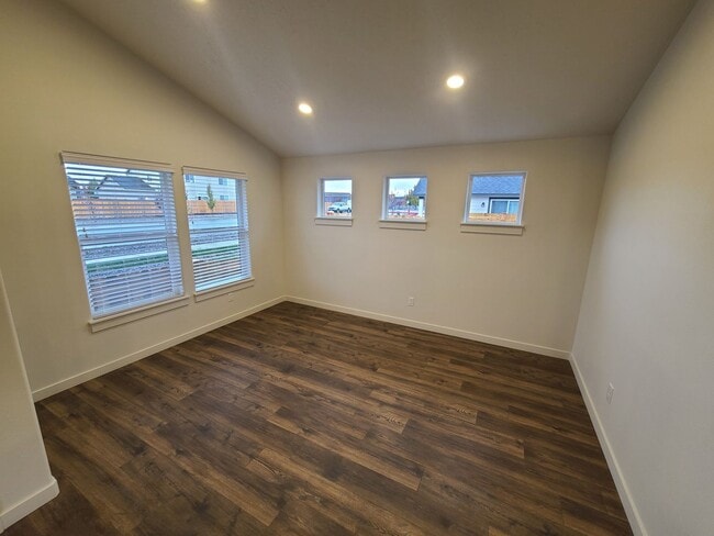 Photo - Single Level 3 Bed/2 Bath in NW Redmond - Upas Avenue