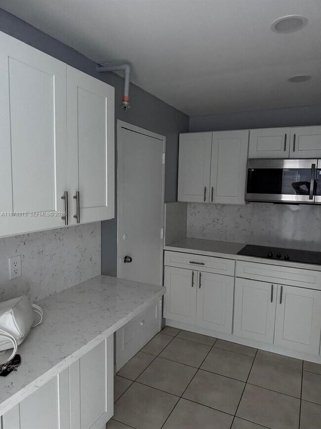 Building Photo - 400 Kings Point Dr Unit 525