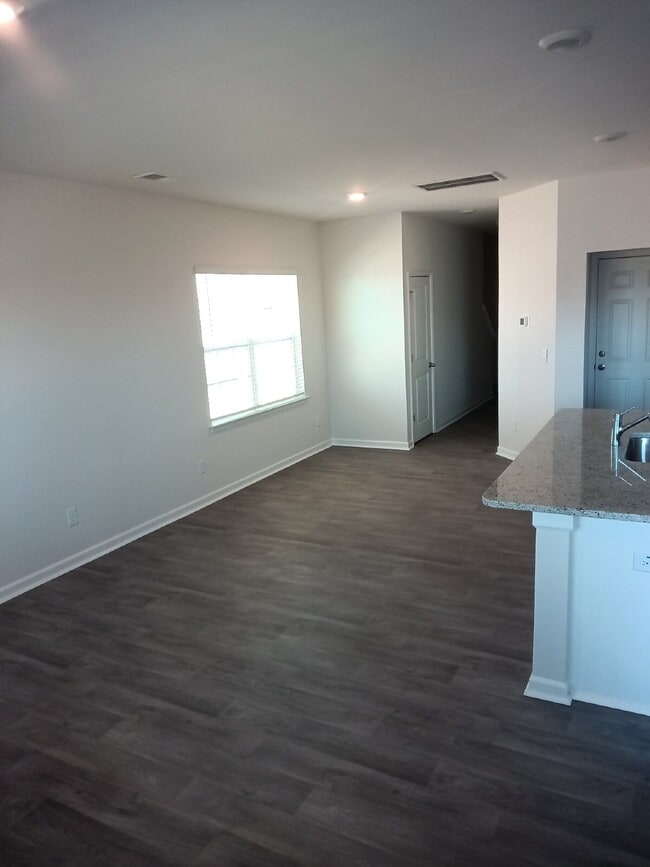 "Charming 3-Bed Townhouse with Granite Accents on Amberview Lane, Kernersville!"