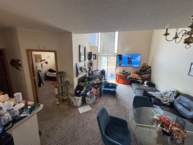 High Ceilings Townhouse Retreat: Spacious 2-Bed, 2-Bath Gem in Woodbury!