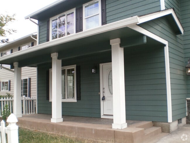 Building Photo - ~Elegant 3 bedroom with Bonus Family Room ... Rental