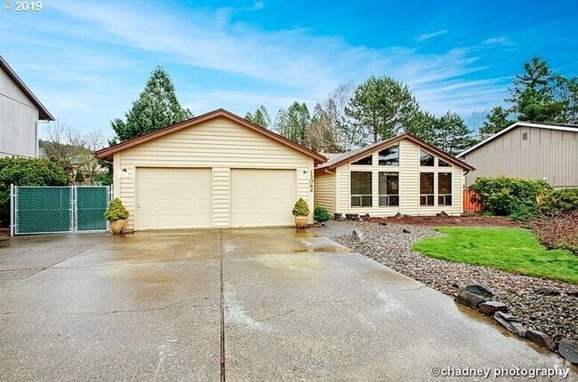 Building Photo - One level Immaculate Condition Ranch -Huge... Rental