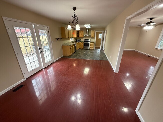 Photo - 204 Orchard Ln