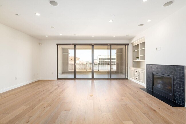 Building Photo - 7181 E Camelback Rd Unit 504