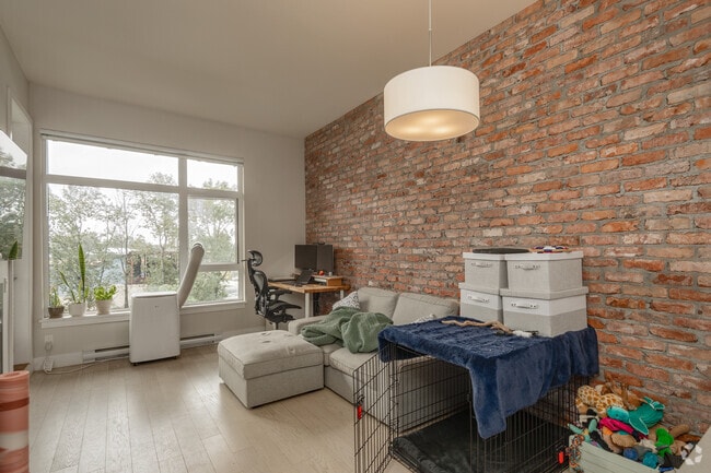 1BR, 1BA - 556SF - Living Room - Shoreline