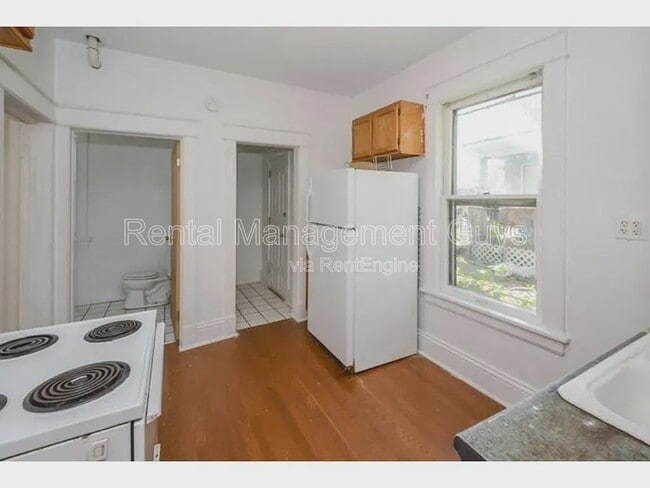 Photo - 650 Central Ave W