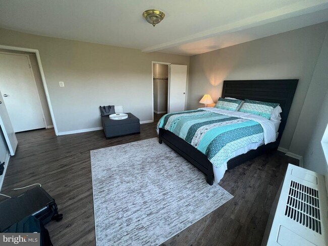 Building Photo - 10201 Grosvenor Pl Unit 816
