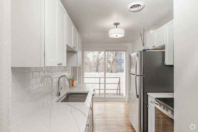 2BR, 1BA - 800SF - Kitchen