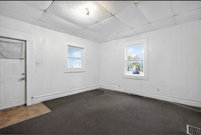 Photo - 979 W King St