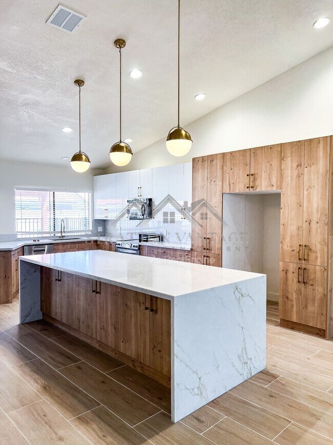 Photo - 1966 E Belmont Dr