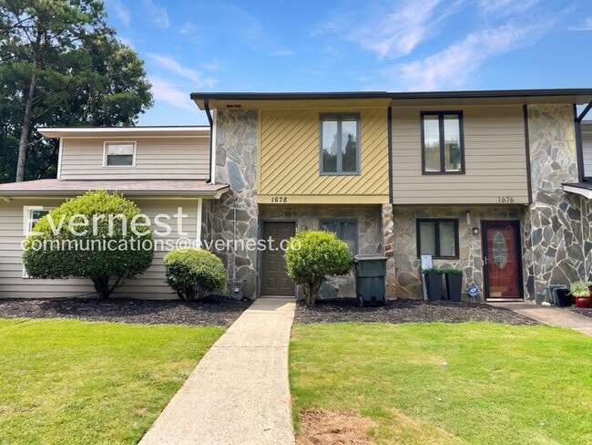 Building Photo - 3 Bed, 3 Bath Home with Off-Street Parking / Pet-Friendly / Available Now!