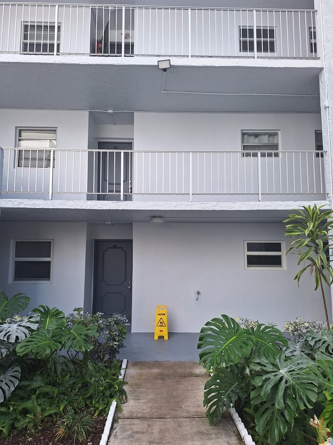 Photo - 9441 Live Oak Pl Unidad 207