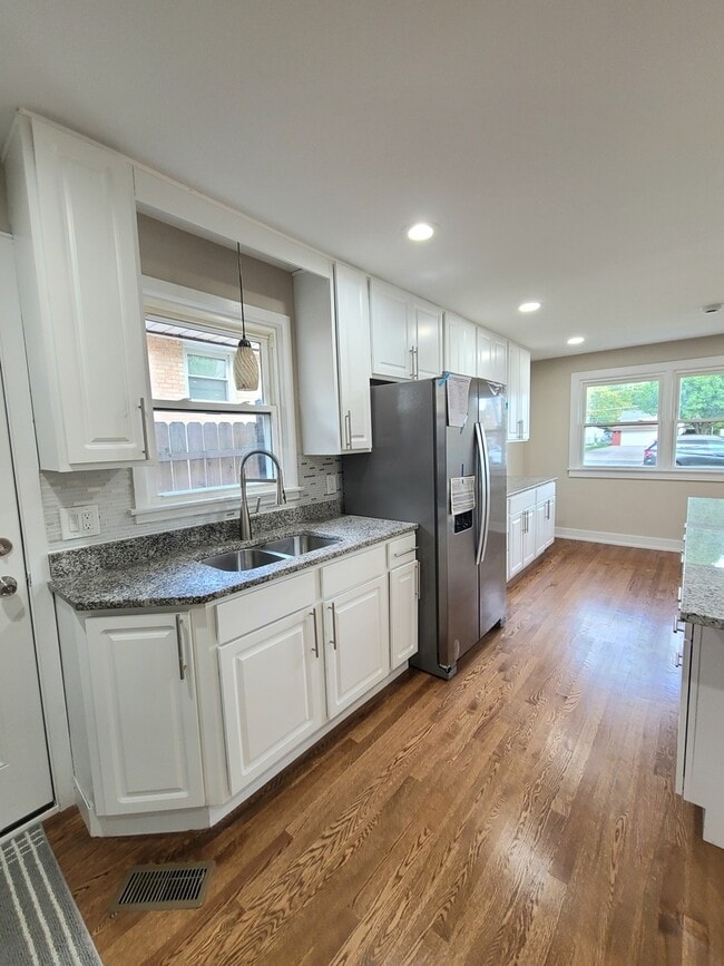 Photo - 6437 82nd St