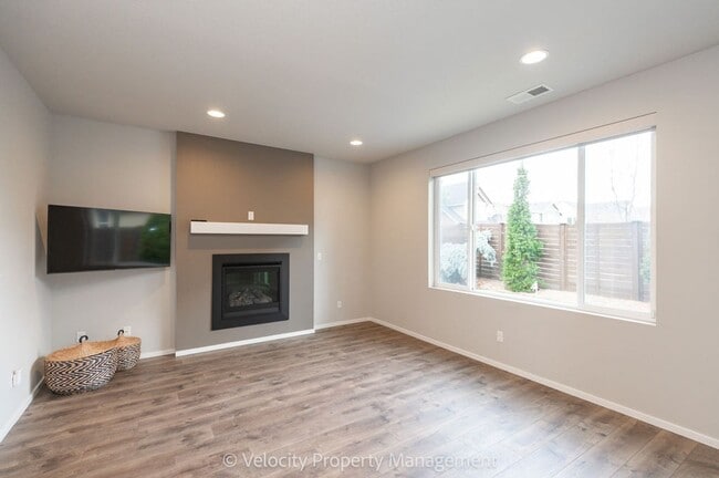 Photo - Beautiful 4 Bedroom Home in SE Bend with putting green!
