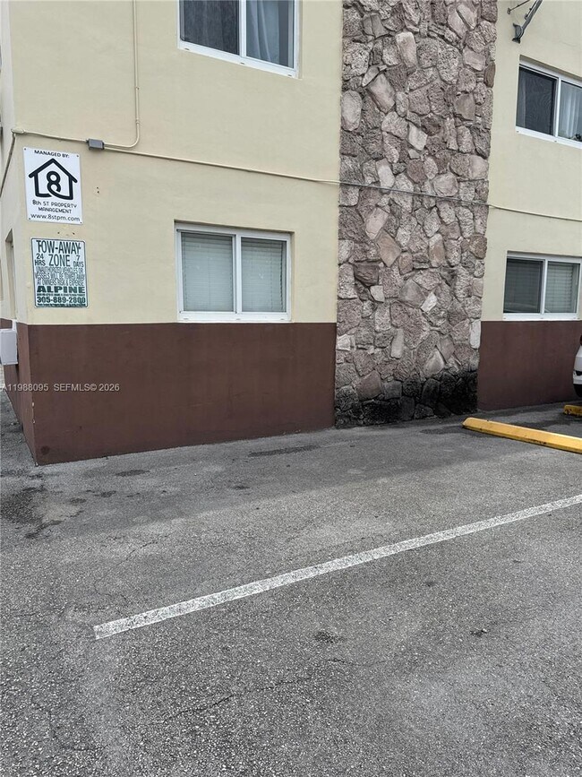 Building Photo - 2429 SW 9th St Unit 1