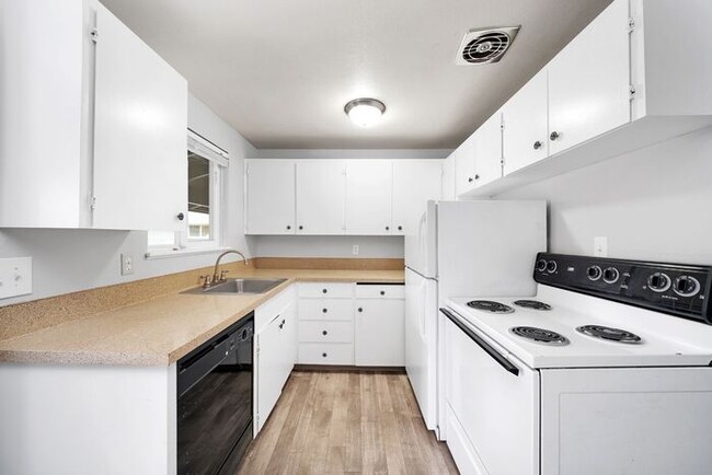 Photo - Lovely 2 Bedroom, Hurry In Today!! $500 VISA GIFTCARD AT MOVE IN, JUST IN TIME FOR THE HOLIDAYS!