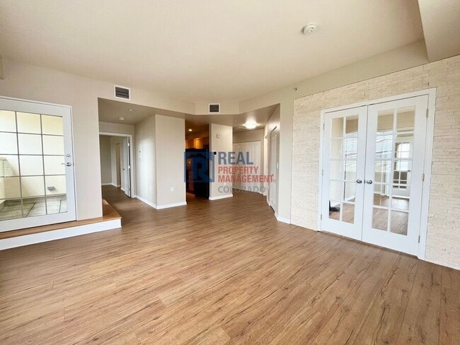 Building Photo - 300 W 11th Ave Rental