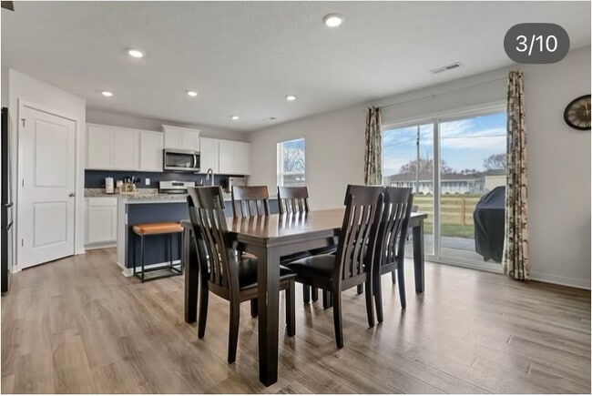 Photo - 380 Trinity Wy E