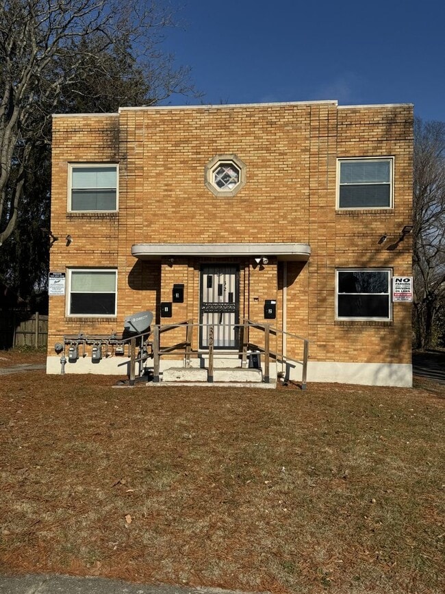 Building Photo - 321 W Norman Ave Unit 2