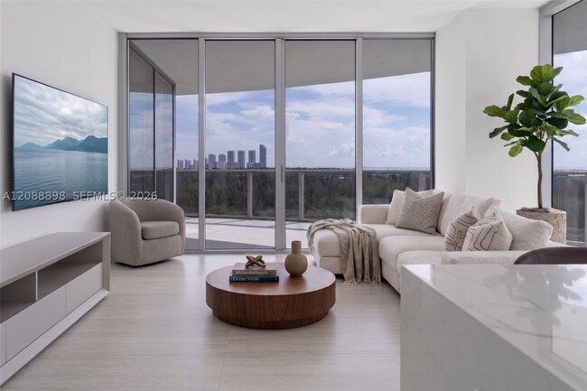 Building Photo - 2411 Laguna Cir Unit 1001