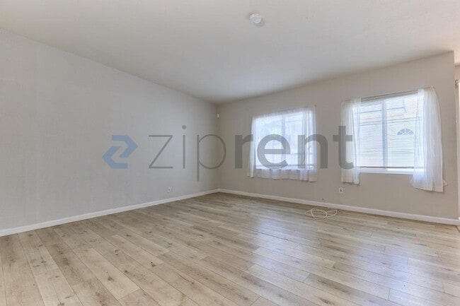 Photo - 915 N Holly St