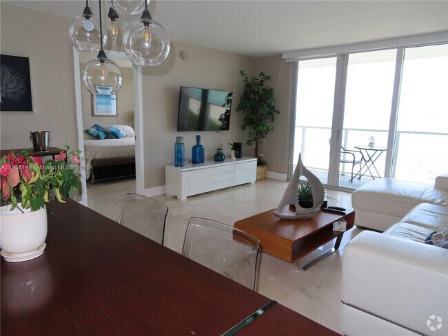 Building Photo - 5701 Collins Ave Unit 704 Rental