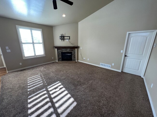 Photo - Beautiful 5 Bedroom Ranch Style Home in Fl...