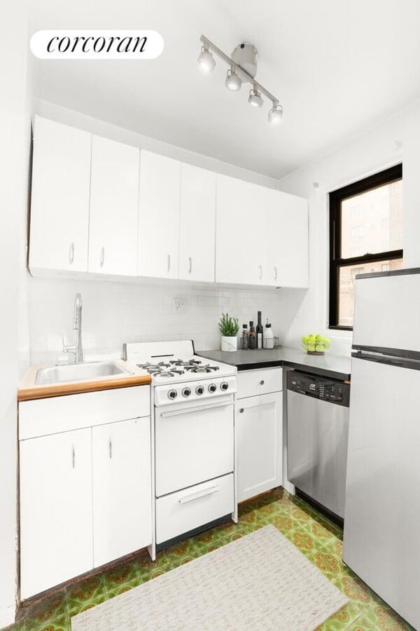 Photo - 222 E 35th St