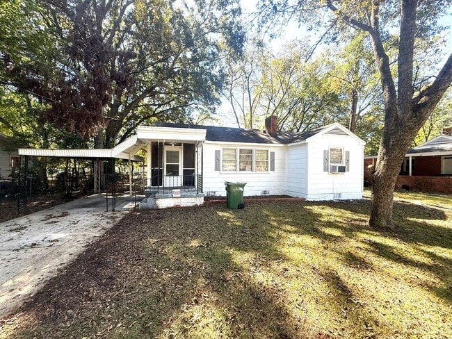 Building Photo - ** 2 Bed 1 Bath located in Highland Garden...