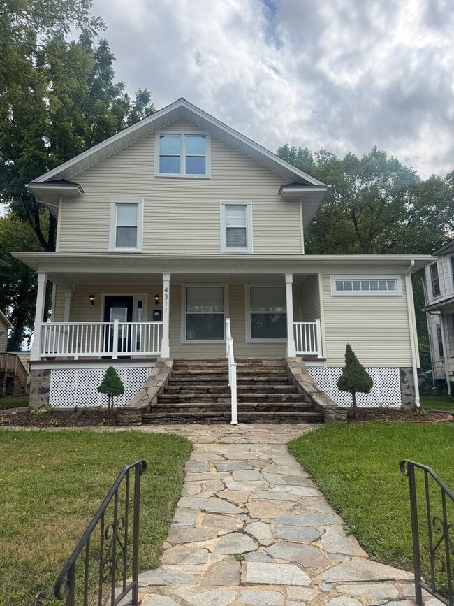 Building Photo - Home Available in West Forest Park!