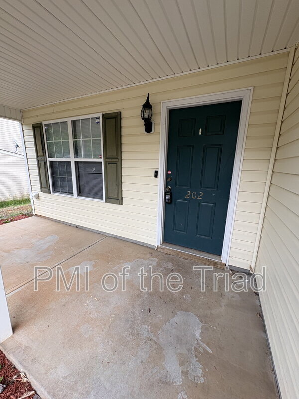 Photo - 202 Kinnley Ct