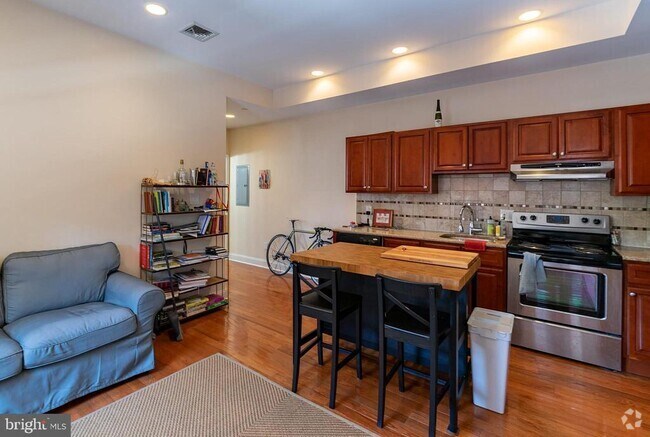 Building Photo - 1841 Bainbridge St Unit 1 Rental