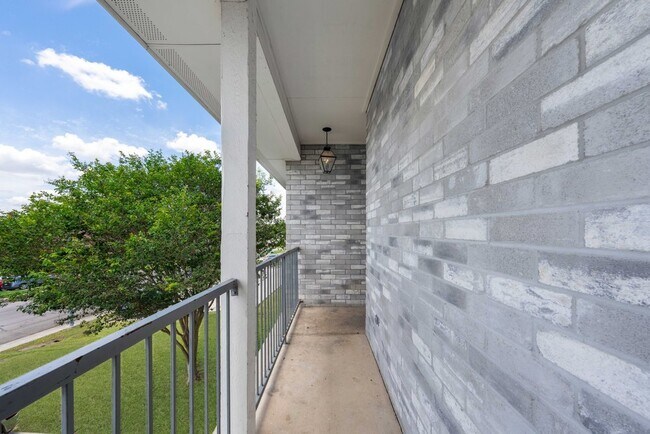 Bright 2-Bed Gem with Balcony in Universal City – A/C, Washer Hookups, and Modern Finishes
