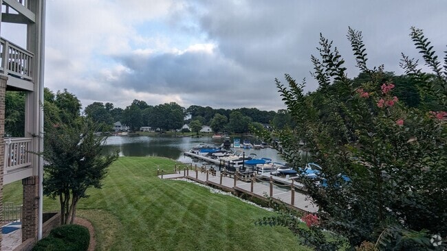 Building Photo - Three Bedroom Waterfront Condo Mooresville