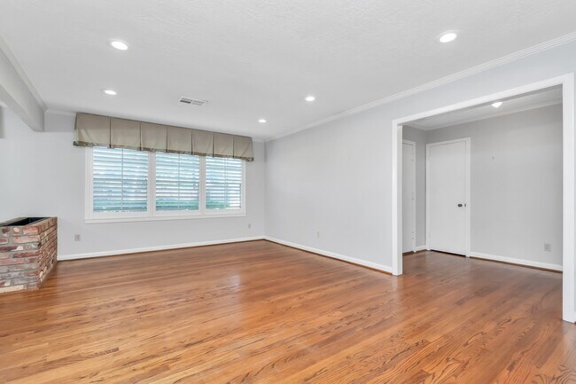 Photo - 4611 Merwin St