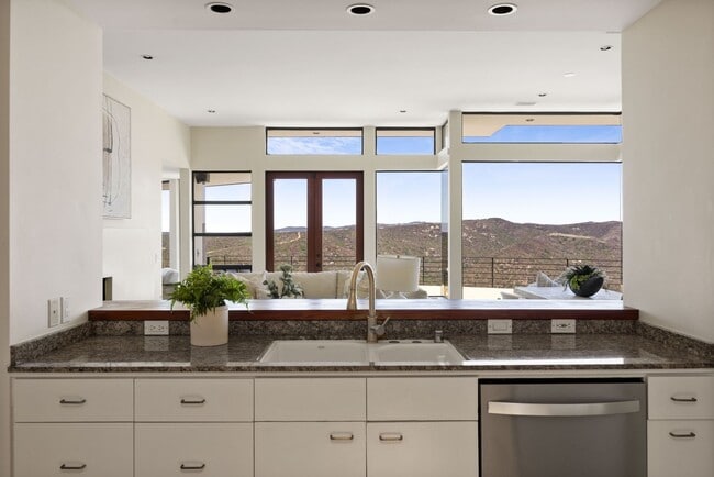 1505 Skyline Dr