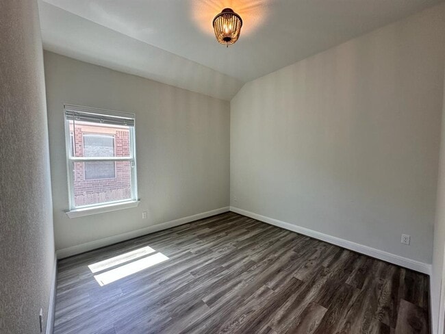 Building Photo - 240 Brentwood Dr