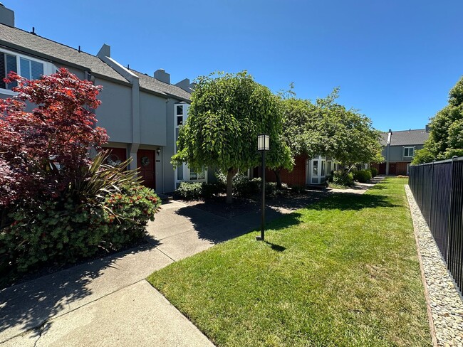 2 Bed 1.5 Bath W/ Garage In Walnut Creek - 2 Bed 1.5 Bath W/ Garage In Walnut Creek Townhome