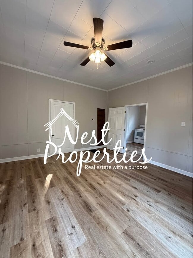 Photo - 2404 Main St