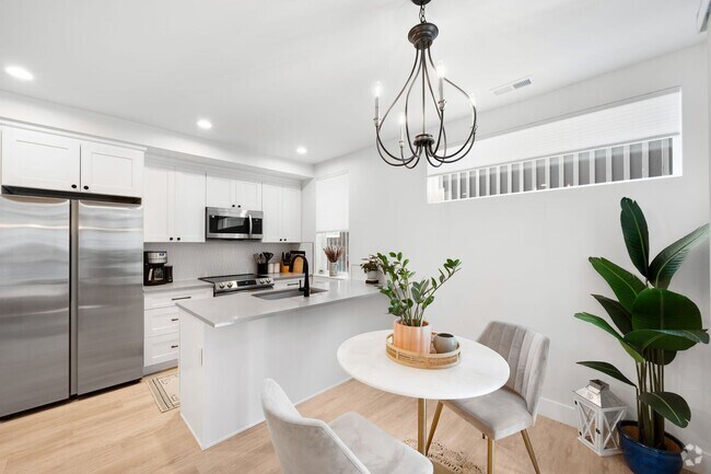 Building Photo - LUX 3BD, 2.5BA University Hills Townhome w...