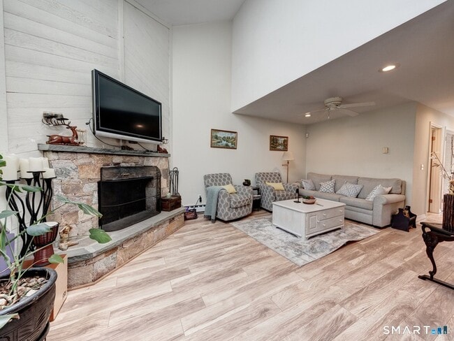 Photo - 355 Ledge Dr