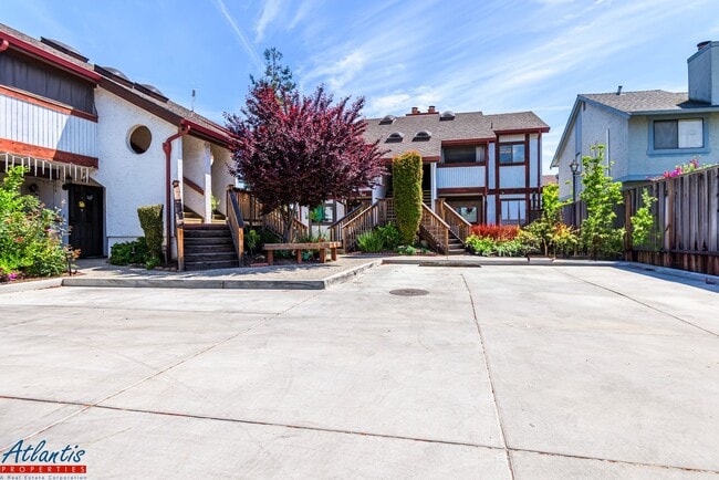 Building Photo - Lovely Condo | Garage | A/C | In-Unit Laundry