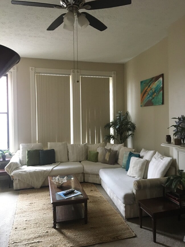 Building Photo - 423 Plum St Unit 3