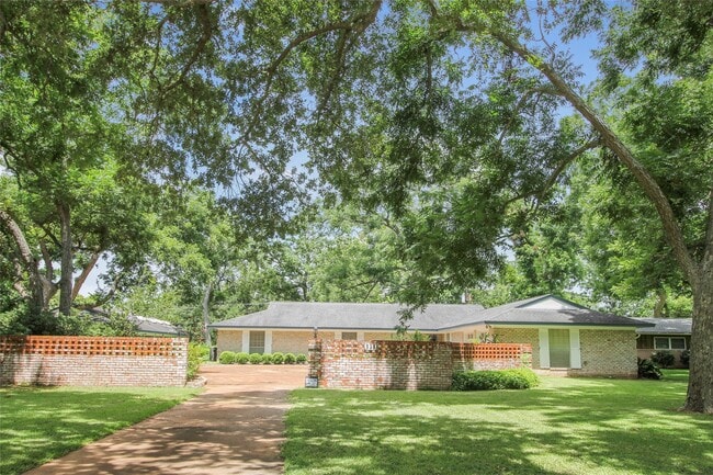 Photo - 536 Oak Dr