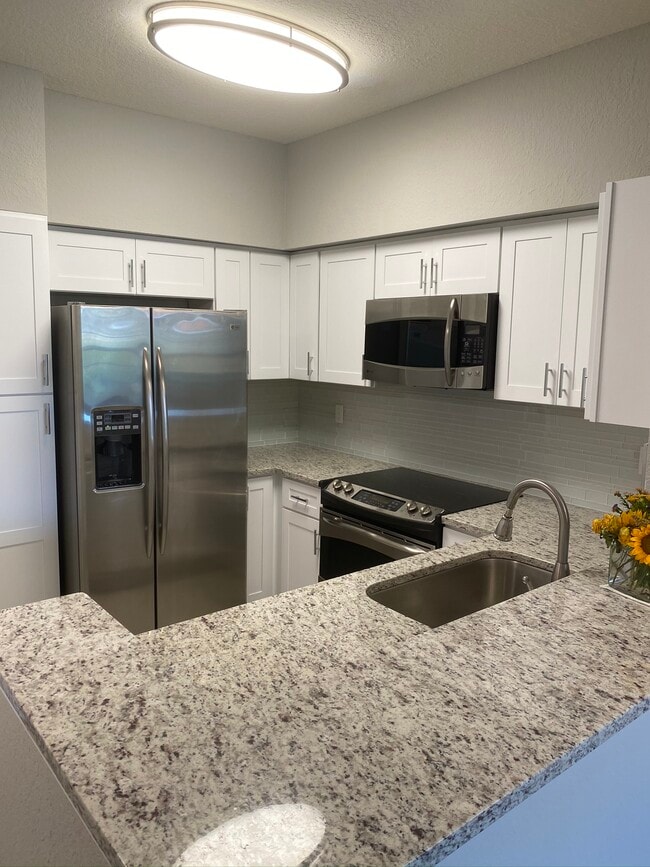 Armarios y cajones de madera maciza con cierre suave - 23660 Walden Center Dr Unidad 310