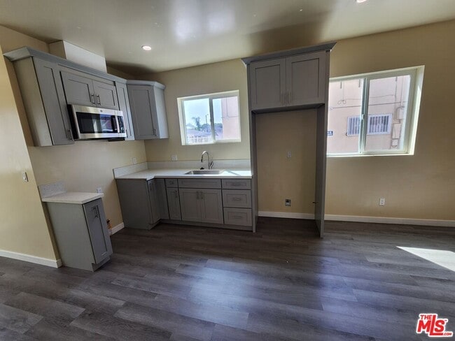 Photo - 1535 W 80th St