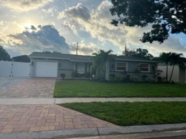 Photo - Beautiful, large 3 bdrm/3 bath home, with ...