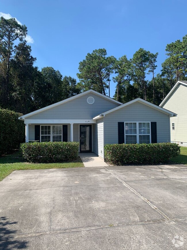 Building Photo - 3 Bedroom 2 Bath House on Hillsdale Drive