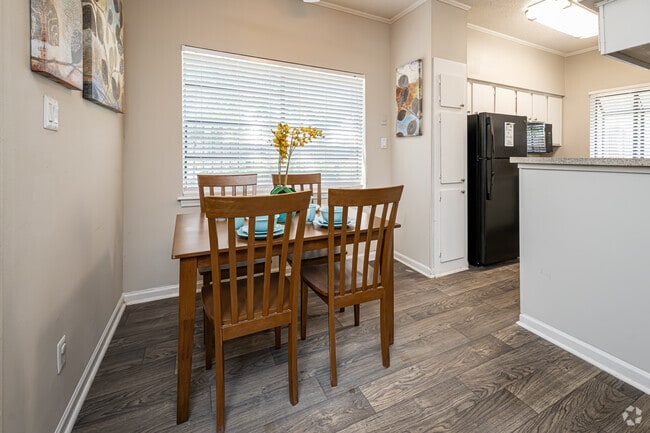 1BR, 1BA - 658SF - Dining Room