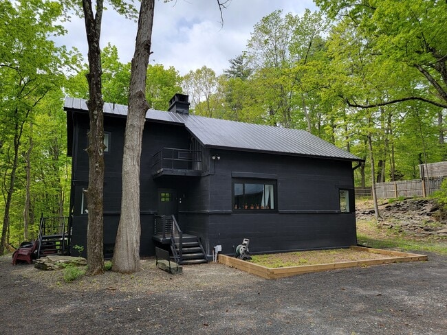 Building Photo - 1905 Glasco Turnpike Rental